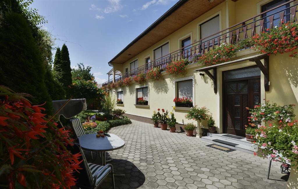 Hotel Blumenhof Wegleitner à Illmitz Extérieur photo